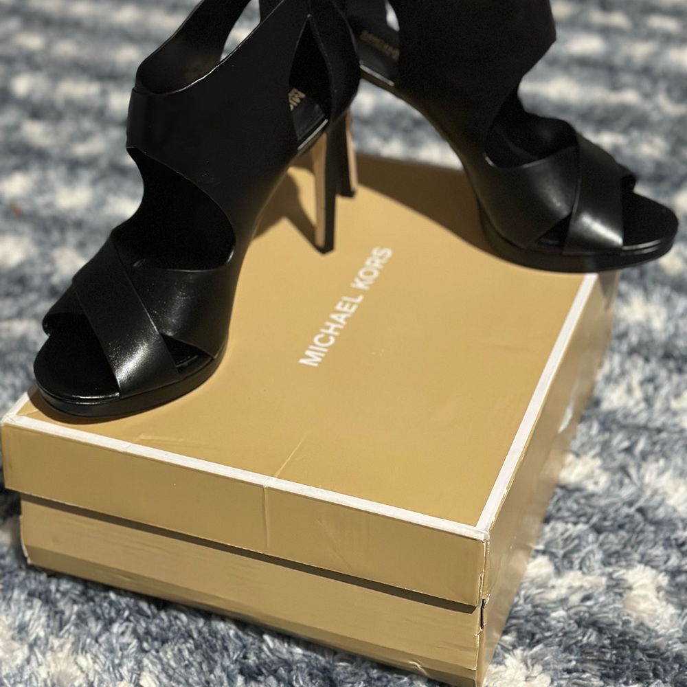Michael Kors Kimber Sandal 9m - Picture 4 of 8